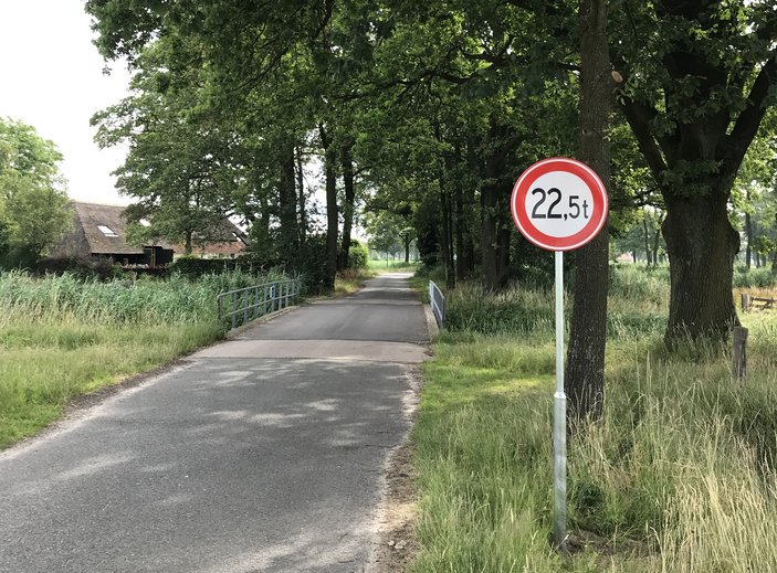 De brug over de Watermolenweg in Diessen is afgesloten voor voertuigen zwaarder van 22,5 ton. 