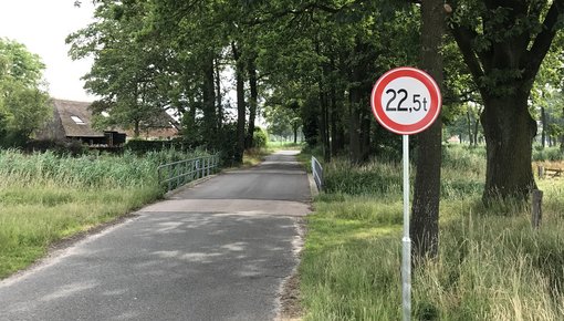 De brug over de Watermolenweg in Diessen is afgesloten voor voertuigen zwaarder van 22,5 ton. 