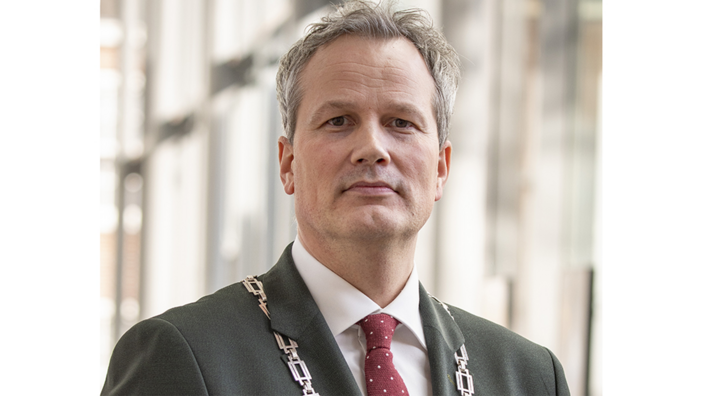 Portretfoto van burgemeester Evert Weys.