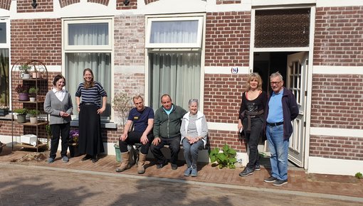 Inwoners van de Koestraat plantten samen geveltuintjes