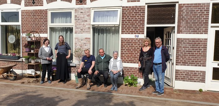 Inwoners van de Koestraat plantten samen geveltuintjes