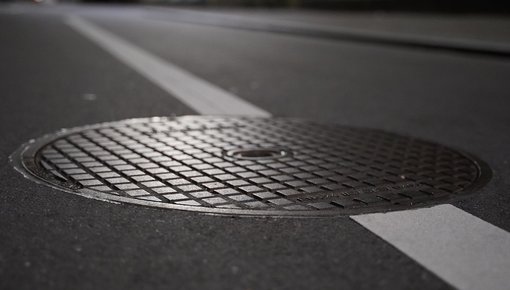 Het gemeentelijk rioolstelsel wordt schoongemaakt.